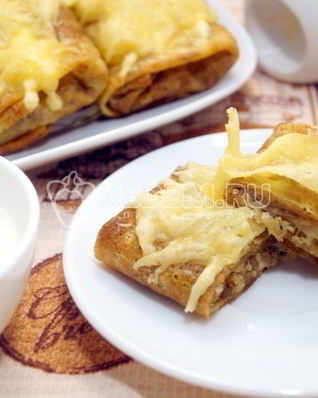 Запеченные блины с курицей и грибами