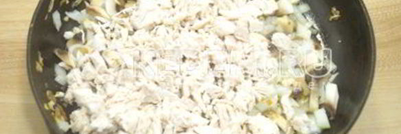 запеченные блины с курицей и грибами