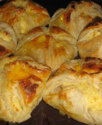 Булочки из слоеного теста с творогом