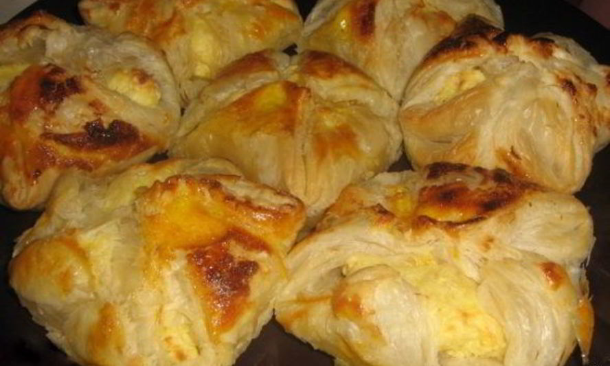 Рецепт булочек из слоеного теста с творогом