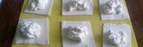 булочки из слоеного теста с творогом