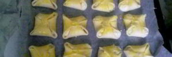 булочки из слоеного теста с творогом