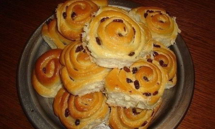 Рецепт булочек розы с сахаром и изюмом