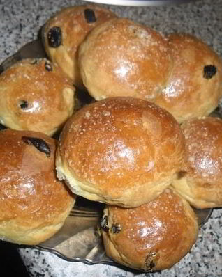 Булочки с изюмом