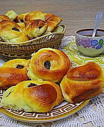 Булочки с курагой из дрожжевого теста