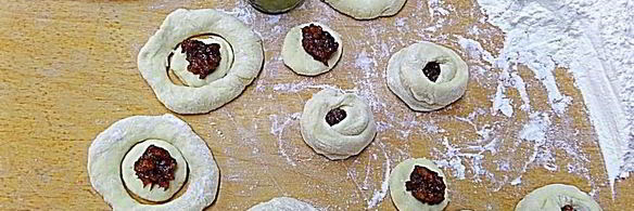 булочки с курагой из дрожжевого теста