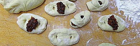 булочки с курагой из дрожжевого теста