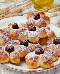 Булочки с вишней