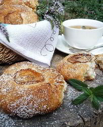 Булочки с яблоками, грушей и пряностями