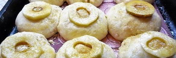 булочки с яблоками, грушей и пряностями