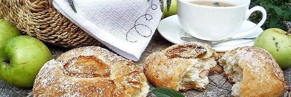 булочки с яблоками, грушей и пряностями