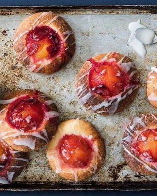 Булочки со сливами и сахарной глазурью