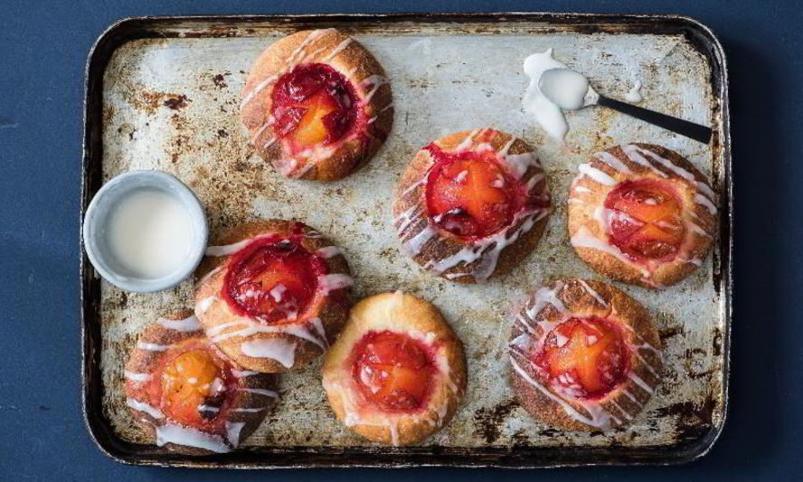 Рецепт булочек со сливами и сахарной глазурью