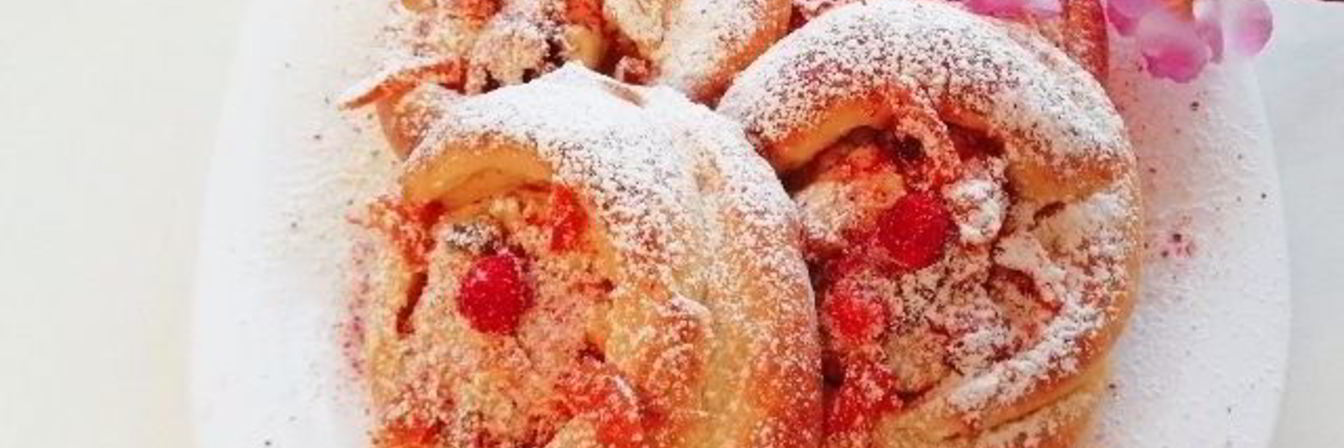 Булочки-ватрушки с курагой, рикоттой и сушеной клубникой