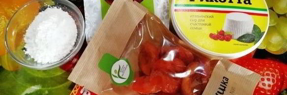 булочки-ватрушки с курагой, рикоттой и сушеной клубникой