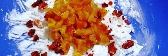 булочки-ватрушки с курагой, рикоттой и сушеной клубникой