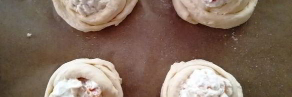 булочки-ватрушки с курагой, рикоттой и сушеной клубникой