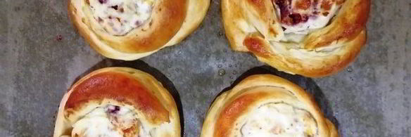 булочки-ватрушки с курагой, рикоттой и сушеной клубникой