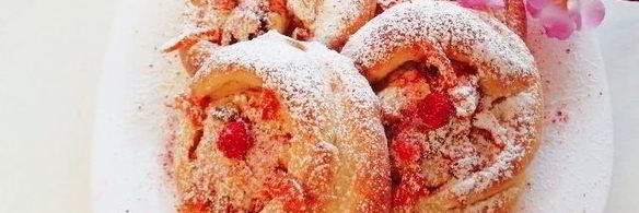 булочки-ватрушки с курагой, рикоттой и сушеной клубникой
