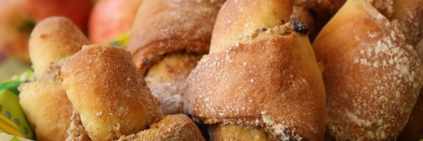 Быстрые творожные круассаны с яблочно-ореховой начинкой