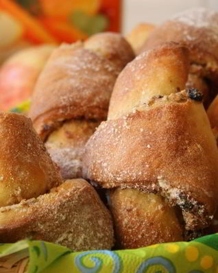 Быстрые творожные круассаны с яблочно-ореховой начинкой