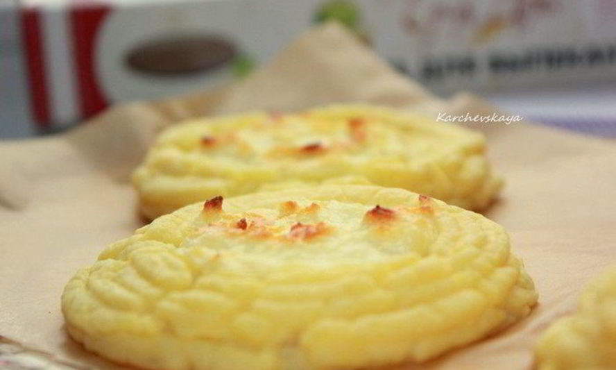 Рецепт картофельных ватрушек с творожно-сырной начинкой