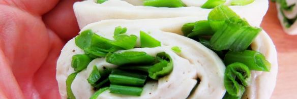 китайские паровые булочки с зеленым луком