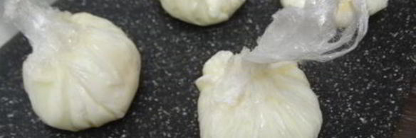 круассан с яйцом пашот