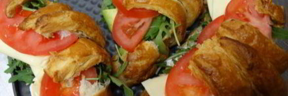 круассан с яйцом пашот