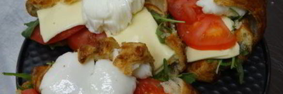 круассан с яйцом пашот