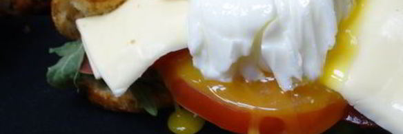 круассан с яйцом пашот