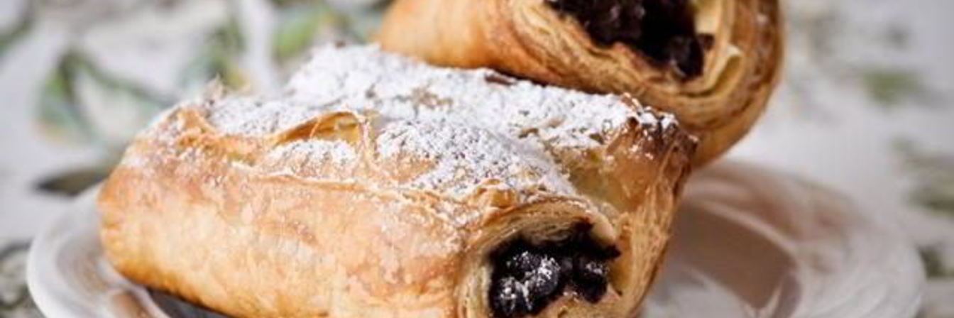 Круассаны с шоколадом из слоеного теста