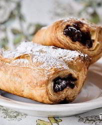 Круассаны с шоколадом из слоеного теста