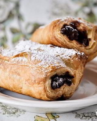 Круассаны с шоколадом из слоеного теста