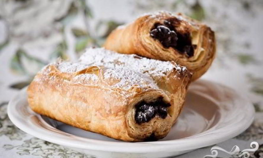 Рецепт круассанов с шоколадом из слоеного теста