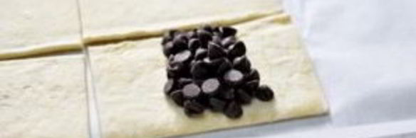 круассаны с шоколадом из слоеного теста