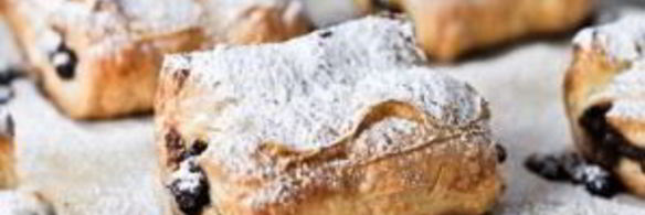 круассаны с шоколадом из слоеного теста