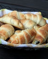 Круассаны с сыром и черносливом