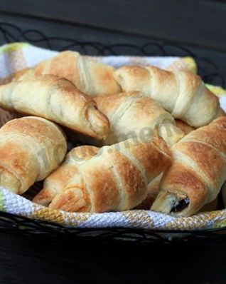 Круассаны с сыром и черносливом