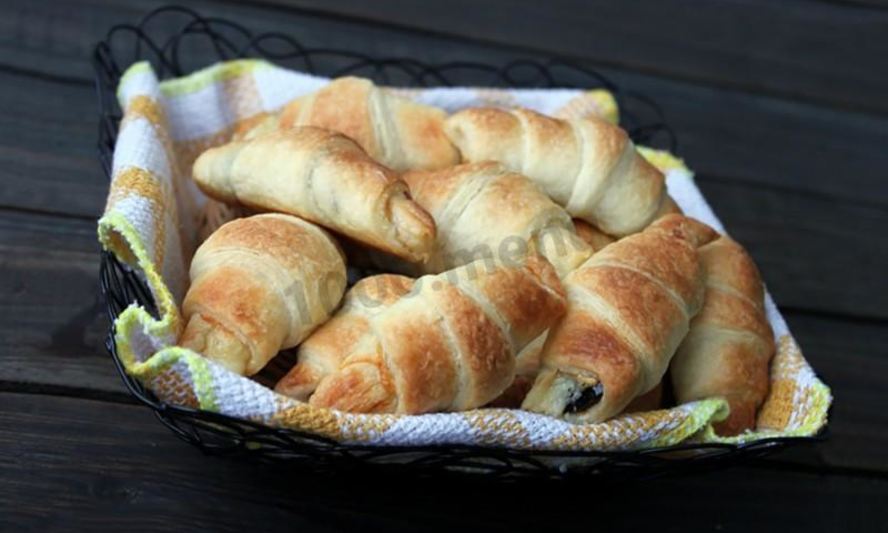 Рецепт круассанов с сыром и черносливом