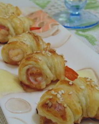 Мини-круассаны с креветками и беконом