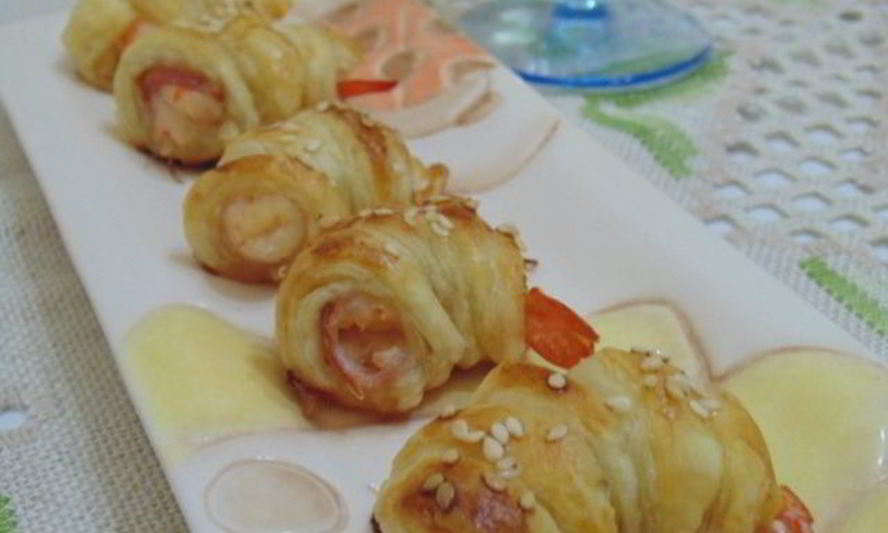 Рецепт мини-круассанов с креветками и беконом