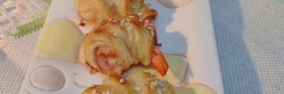 мини-круассаны с креветками и беконом