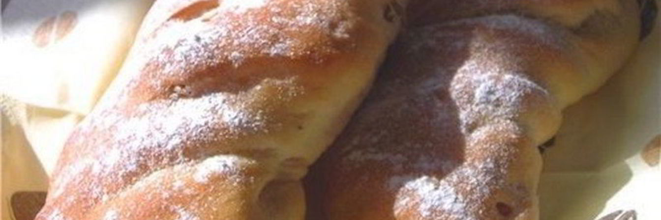 Постные витые булочки с изюмом и семенами льна
