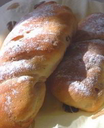 Постные витые булочки с изюмом и семенами льна