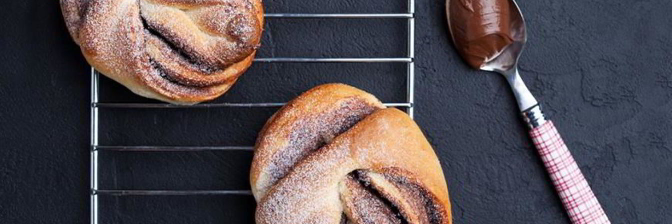 Сдобные булочки с шоколадной пастой