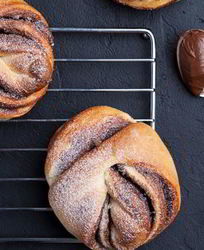 Сдобные булочки с шоколадной пастой