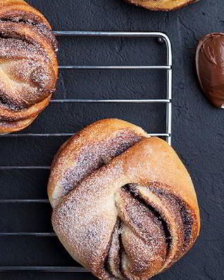 Сдобные булочки с шоколадной пастой