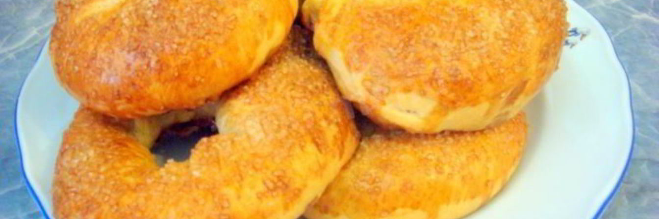 Сдобные дрожжевые булочки с сахаром на завтрак