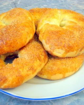 Сдобные дрожжевые булочки с сахаром на завтрак